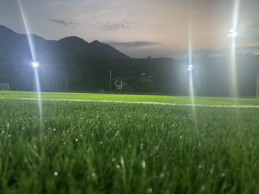 चीन 55 मिमी ऊँचाई कृत्रिम घास टर्फ फुटबॉल सिंथेटिक घास प्रतिरोधी पहनें आपूर्तिकर्ता
