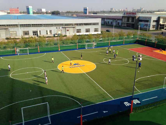चीन घर्षण प्रतिरोध खेल का मैदान सिंथेटिक घास कृत्रिम लॉन टर्फ 5/8 इंच गेज आपूर्तिकर्ता
