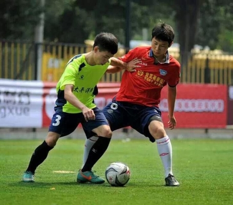 चीन पेशेवर टिकाऊ फुटबॉल कृत्रिम टर्फ 5/8 इंच गेज नि: शुल्क नमूना आपूर्तिकर्ता