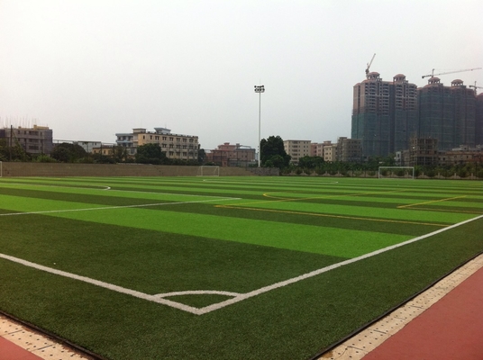 चीन ग्रीन फुटबॉल खेल का मैदान सिंथेटिक घास, बाहर के लिए खेल का मैदान नकली घास आपूर्तिकर्ता