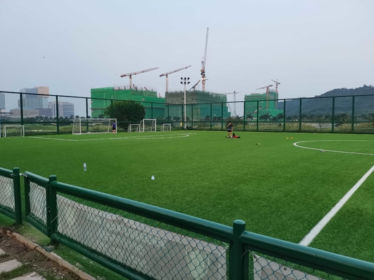 चीन फुटबॉल के लिए कृत्रिम घास और खेल फ़्लोरिंग फुटबॉल पिच मूल्य थोक के लिए आपूर्तिकर्ता